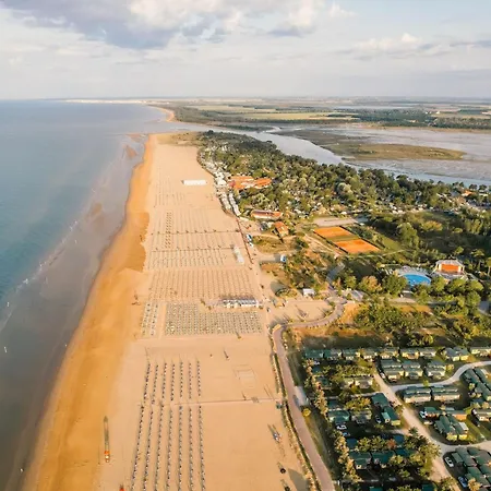 Calm Seaside Getaway In 公寓